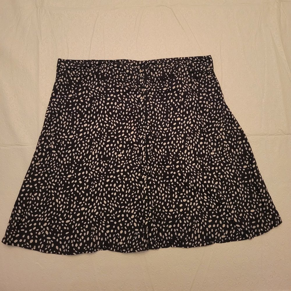 H & M Divided Black and White  MIni Skirt  size 12. New With Tags